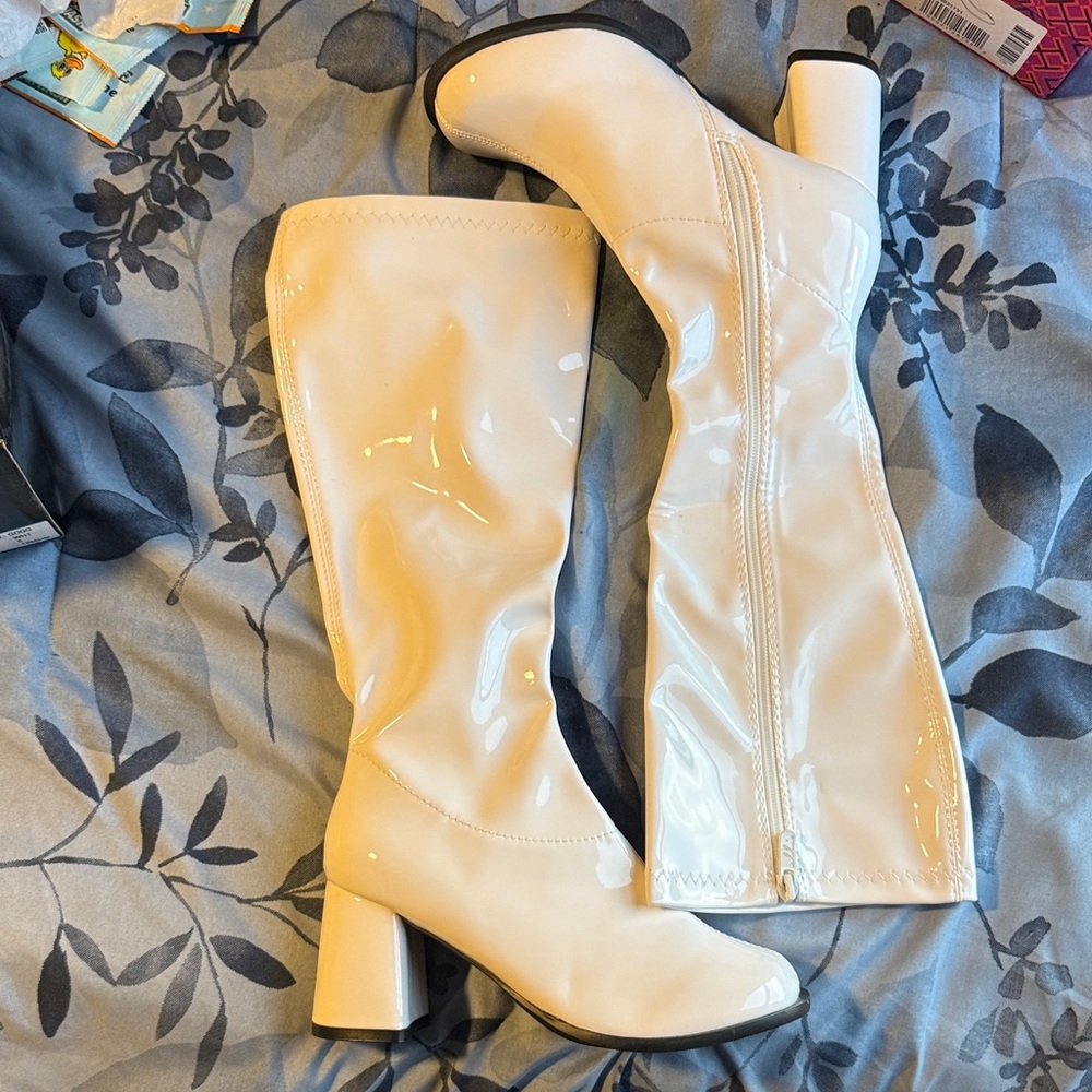 Ellie Shiny Cream Heeled Boots